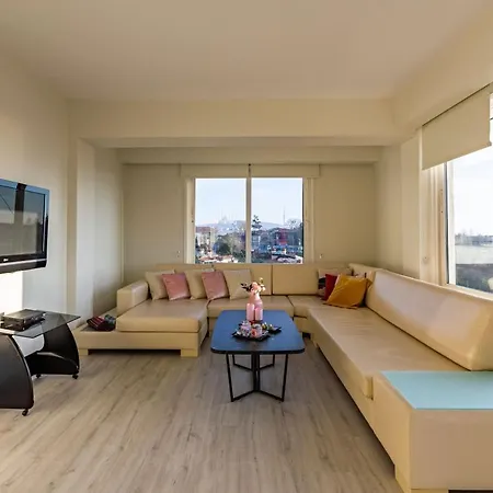 Cozy With Fascinating Bosphorus View In Uskudar